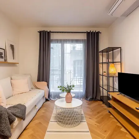 Romantic By Andrassy Street With Garage And Rooftop Pool Apartament *