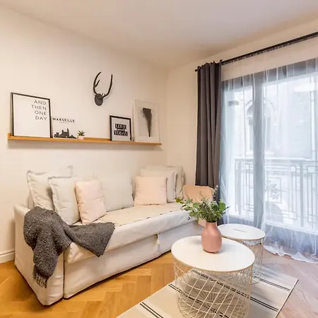 Romantic By Andrassy Street With Garage And Rooftop Pool Apartament