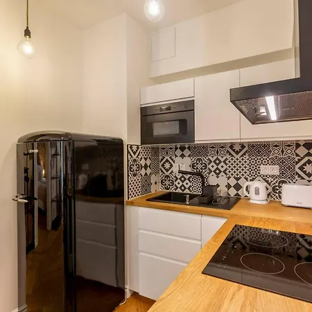 Romantic By Andrassy Street With Garage And Rooftop Pool Apartament