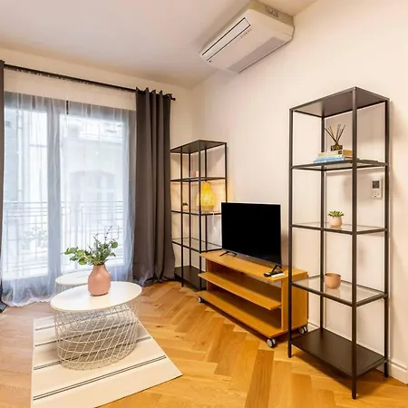 Apartment Romantic By Andrassy Street With Garage And Rooftop Pool