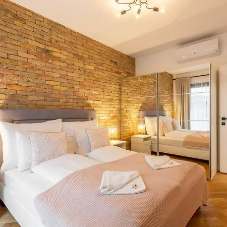 Romantic At Center With Garage And Rooftop Pool