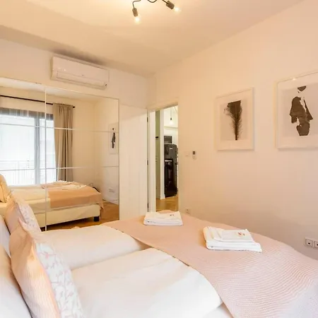 Romantic By Andrassy Street With Garage And Rooftop Pool Apartment *
