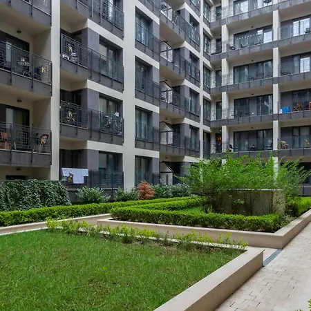 Apartment Romantic By Andrassy Street With Garage And Rooftop Pool