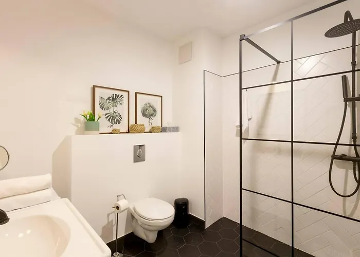 Romantic By Andrassy Street With Garage And Rooftop Pool