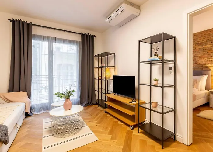 Апартаменты Romantic By Andrassy Street With Garage And Rooftop Pool