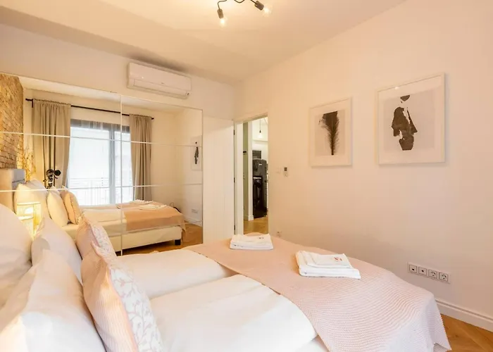Romantic By Andrassy Street With Garage And Rooftop Pool Апартаменты *