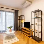 Apartment Romantic By Andrassy Street With Garage And Rooftop Pool