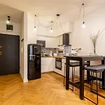 Apartment Romantic By Andrassy Street With Garage And Rooftop Pool *