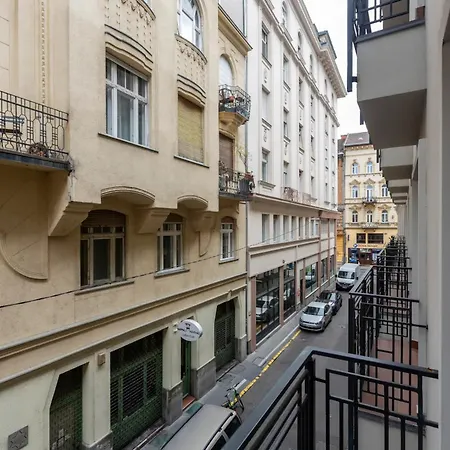 Romantic By Andrassy Street With Garage And Rooftop Pool Appartamento *