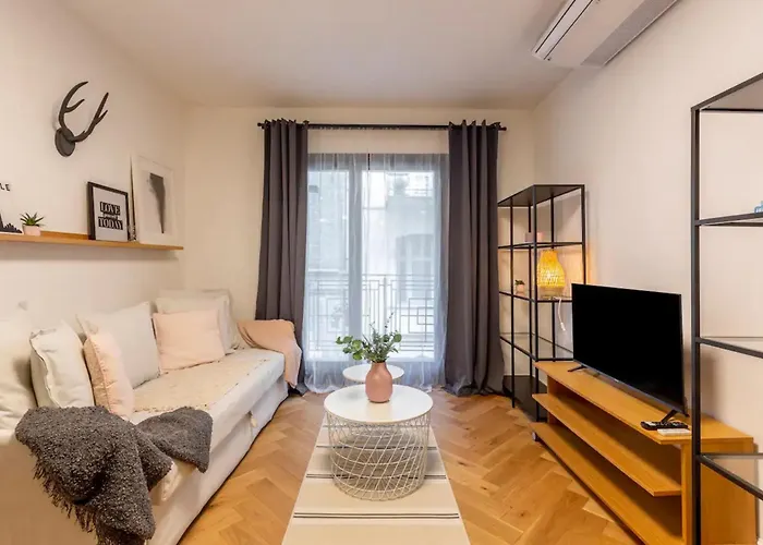 Romantic By Andrassy Street With Garage And Rooftop Pool Appartamento *