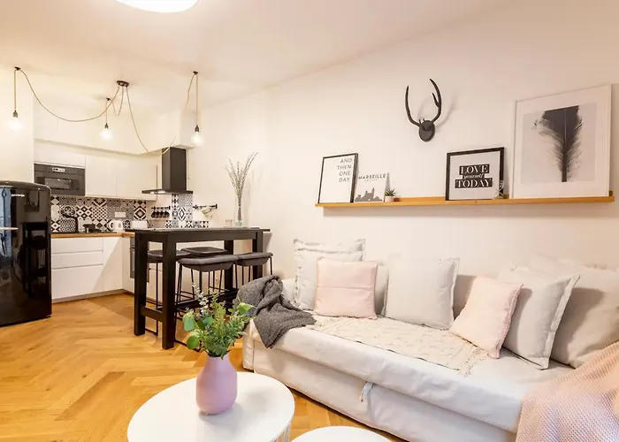 Romantic By Andrassy Street With Garage And Rooftop Pool Appartamento
