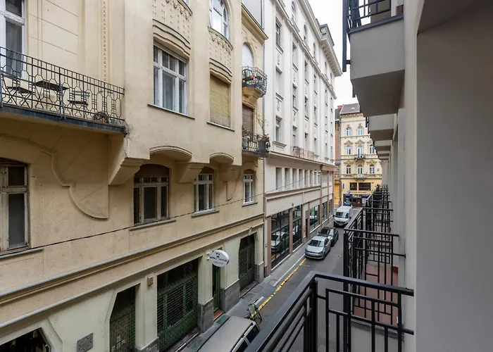 Romantic By Andrassy Street With Garage And Rooftop Pool Appartamento *