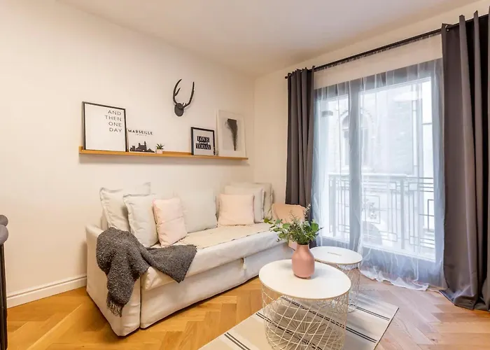 Romantic By Andrassy Street With Garage And Rooftop Pool Apartmán