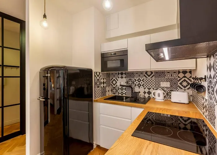 Romantic By Andrassy Street With Garage And Rooftop Pool Apartmán